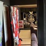 古民家カフェ 繁陽亭 - 鎧兜のある部屋、ソファ席あり