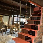 古民家カフェ 繁陽亭 - この階段からも2階の一室に上がれる