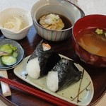 味蔵　月あかり - 『おむすび定食』　おむすび２つに、小鉢（いもなます）、お漬物、煮物、汁椀を付けてお出ししてます。　６９０円