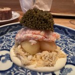 やまぐち - 間人の毛蟹はしっかりとした身質でした。ジューシーな桃は口内でじゅわりと弾けます。食べてみたかった桃の組み合わせの御料理、美味しい〜〜♡幸せです。