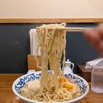 博多醤油ラーメン 月や - モチモチな中太平打ち麺！