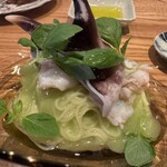 やまぐち - 季節によりシェフ厳選のトマトに出会えるそうです。今回は新緑の季節にぴったりなグリーントマトで酸味はトリ貝の旨味も甘味もグッと引き立て素敵♡肉厚なトリ貝の歯応えも良く口内が至福。