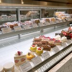 ルメルクール - ショーケース
下段/生ケーキ  上段/ドゥミセック