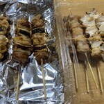 炭火やきとり 鳥信 - 焼き鳥の梱包
      タレ焼きと塩焼きで容器を分けてくれています
      ももタレ焼きはアルミホイルの下に収められています