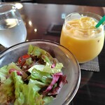 天馬 - マンゴーラッシー150円＋ミニサラダ120円