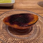 やまぐち - 表面をコンコンとスプーンで割って。柔らかでねっとり濃厚なクリームと表面のキャラメリーゼをクラッシュして合わせていただきます。身体が甘味と旨味で一気にリラックスモードに⭐︎