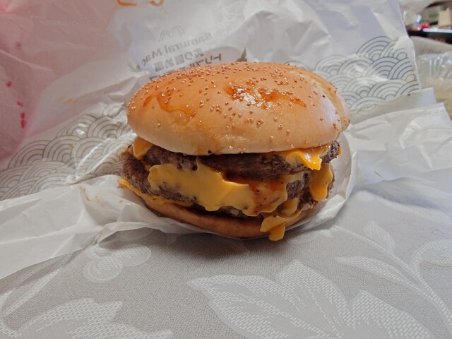 夕食が無かったので『サムライマック 炙り醤油風トリプル肉厚ビーフ