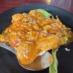 台湾料理龍香苑 - 海老チリは甘めのタレでご飯に合います。