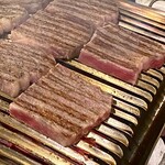 303572251 - サーロインステーキ、炭火焼き