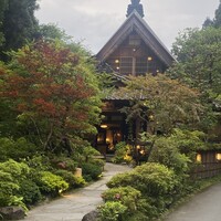 うかい鳥山 - 駐車場からエントランスを望む