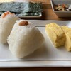 あさひるごはん彩り - 具材は梅と鮭。塩はふりかけていない様に思います。海苔は自分で巻くので、パリパリの状態で食べれますね。だし巻き卵の味も丁度良い塩梅。