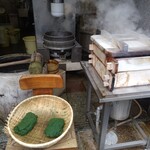 総本舗　白酒屋 - 左は よもぎ　右はもち米を蒸しているせいろですね