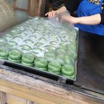 総本舗　白酒屋 - 出来たてほやほやの草餅 たち 焼かれるのを スタンバイ中