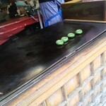 総本舗　白酒屋 - お好み焼き屋さんもびっくりの超大きな鉄板