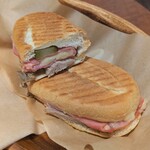 BUNK SANDWICHES - 料理写真:全米サンドウイッチコンテストで優勝した「ポークベリーキュバーノ」