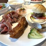 パレード - 100%ビーフのハンバーガーとローストビーフは是非食べて頂きたい。後ろの方はネギトロ丼