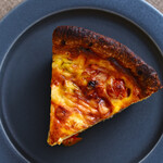 ファクトリー - キッシュ(ドライトマト、キャベツ、ベーコン)＠税込600円 │ 日曜13:48頃訪問