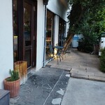 リストランティーノ ルベロ - 外観。お店の入口は左側。