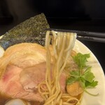 らぁ麺 飛鶏 - ツルモチで喉越しのよい平打ち麺