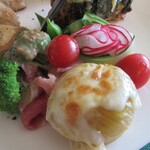 壱弐参 CAFE - ツタンカーメン（黒いさやえんどう）、生ハムなどのサラダに、新玉ねぎのチーズ焼き