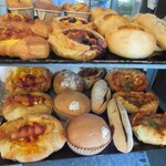壱弐参 CAFE - 棚には、店主さん手作りのパンがずらり。