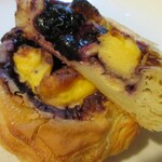 壱弐参 CAFE - アメリカンチェリーとカスタードのパン