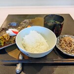 303584369 - 『食事』⇒ゆめぴりか・じゃこ・漬物・おかか・赤出汁
