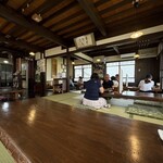 蕎麦処 若佐 - 座敷のみです。土日は昼前から閉店まで外には10〜20人ウェイティングです。ウェイティングリストに名前と車番と人数を書いて、車で待つことができます。