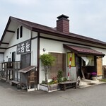 蕎麦処 若佐 - 外にはベンチが2台。庭が綺麗でゴルフのグリーンのよう。色々な花も咲いています。