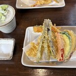 蕎麦処 若佐 - とても美味しい天ぷら。海老2本、かぼちゃ、さつまいも、ズッキーニ、パプリカ、茄子。塩でいただきます。
