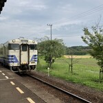 古民家カフェ 繁陽亭 - キハ40はレアらしいが、鉄子じゃないので価値わからず。奥に麦畑