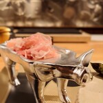 クッチーナ - 北海道アスパラのカルボナーラ付け合せ、鰹節のように極薄でふわふわ食感の生ハム