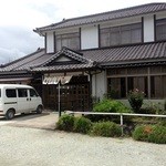 泉屋・手打うどん - 大きな建物が目印