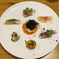 リストランテ野呂 - 時計回りにハマチ　イサキ　鯵　クリームコロッケ　魚介とアボカドのタルタル　レンコダイ　車海老