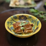 よし町 - 肝でけええええええ！
      クニュっと弾力ある部分と肝っぽい部位ついてて素敵！
      鰻うめー！