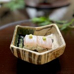 よし町 - うめえええええええええええ！
      エンガワ、魚の脂多いし生なのに生臭みゼロで美味しさだけ残ってる感じ！
      すげー！木の芽のご飯もうめー！