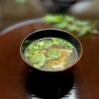 よし町 - ぎゃーーーーーー！！！！
                  モモ肉うめええええええ！！！！
                  汁もうめえええ！
                  木の芽もすこーしだけ入ってて時々遭遇するのも楽しい。
                  底の方に苦味のある山菜が沈んでて最初と後半で印象変わるのも楽しい！