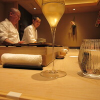 鮨 龍次郎 - シャンパーニュのグラスから