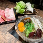 燦別邸 岐阜店 - 水晶鍋に先にお野菜ともずくを入れます