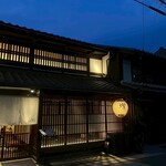 燦別邸 岐阜店 - 暗くなるとお店の格子戸の灯りがきれいです