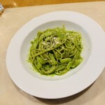 三輪亭 - 胡桃入りグリーンソースのパスタ　カットされたジャガイモが入っています