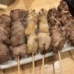 やきとん大王 赤羽店 - 左:上タン2本、中央:鶏もも2本、右:ナンコツ2本