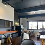 PAUSE - ラギッドな外観からは想像できない笑、クリーンでモダンな内装