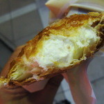 銀のあん Cafe - 中は冷たいホイップカスタードがたっぷし