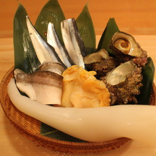 毎日、富山から送られてくる旬の新鮮魚貝類魚を使用したお店。