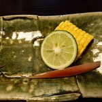 雅味 近どう - 付け添えはライムととうもろこし
ミョウガとなる

ライムをつければサッパリ爽やかに食べられるけれど
僕はほぼ使わなかった