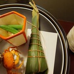 雅味 近どう - ◯鯛のちまき寿司
鯛の押し寿司を笹で包んであり
前回もこの様なちまき寿司が出ていた覚えがある