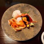 雅味 近どう - ▷お造り
◯鮪、天然の鯛、ウニ、アオリイカ、赤貝　との説明

天然の鯛は食感がコリコリしていて心地良く