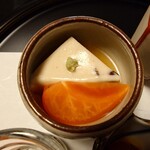 雅味 近どう - ◯水無月豆腐
ごま豆腐の中に小豆が入っているとの説明
甘い美味しさのフルーツ❔️トマトを煮た品と合わせられていた

胡麻の味わいがシッカリとしていて美味しかった