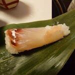 雅味 近どう - 鯛は甘酢で漬けにされてる感❔️があり
旨味感が引き出されていて

酢飯の上品さのある穏やかな甘酢感が
ジンワリと来て美味しい